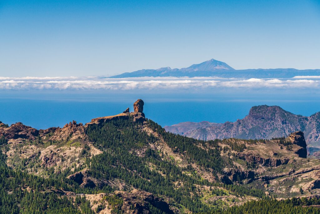 Einzelner Fels mit Blick auf Teneriffa